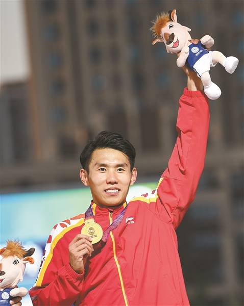 在西安举行的第十四届全运会现代五项男子个人赛中,上海队选手罗帅