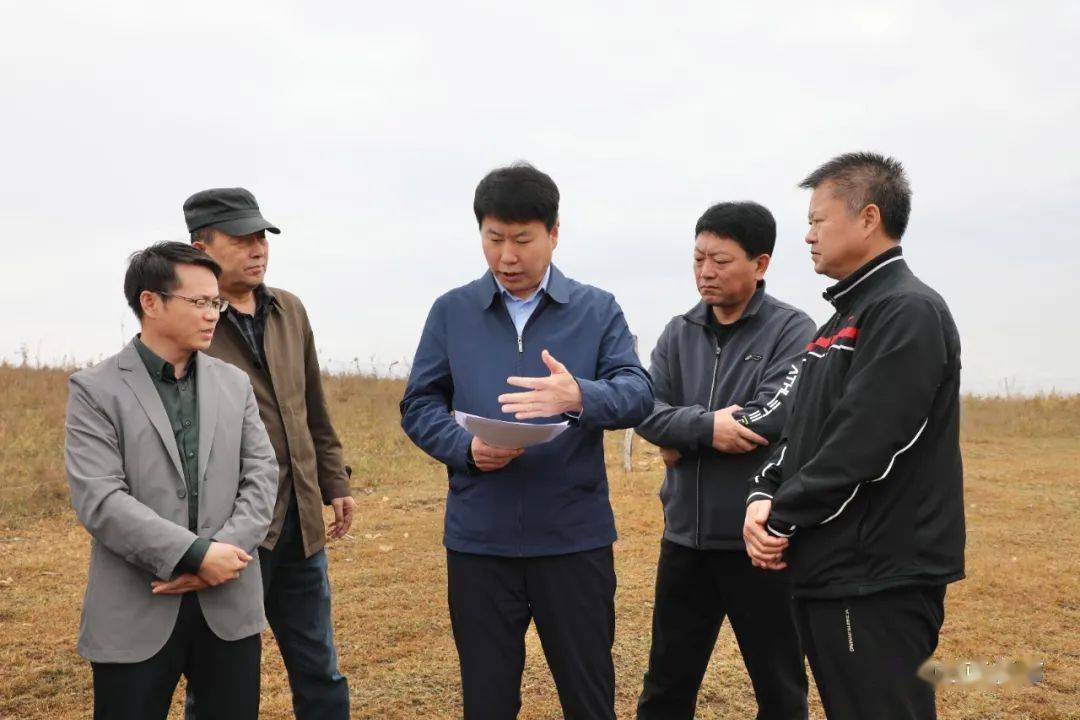 建设地点,王波一行认真听取项目负责人对项目建设,运营管理情况的介绍