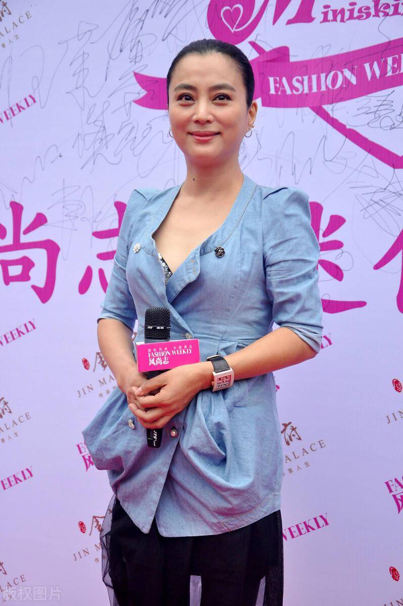 58岁李玲玉风采依旧穿牛仔外套身材饱满挺拔好气质藏不住