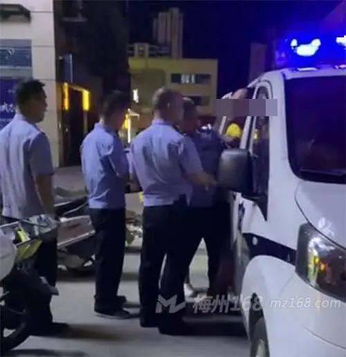 兴宁毅德城某酒吧门口一男子被民警带上了警车;兴宁公安局开展大行动!