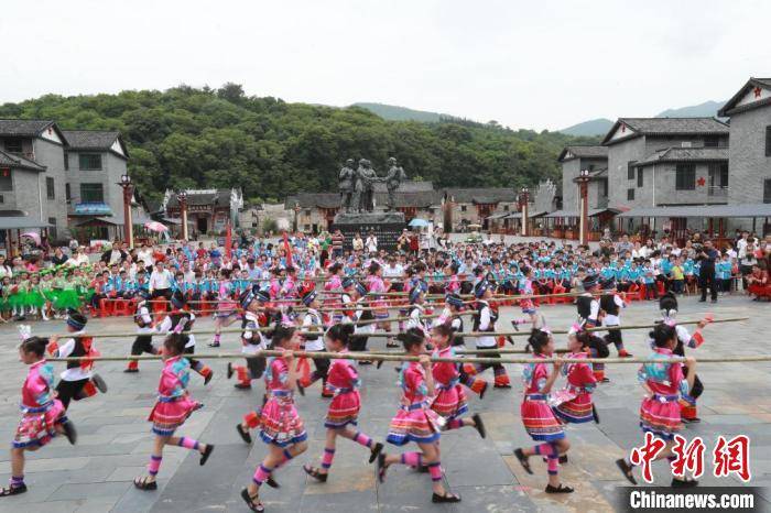 村民在沙洲村民俗广场上载歌载舞.