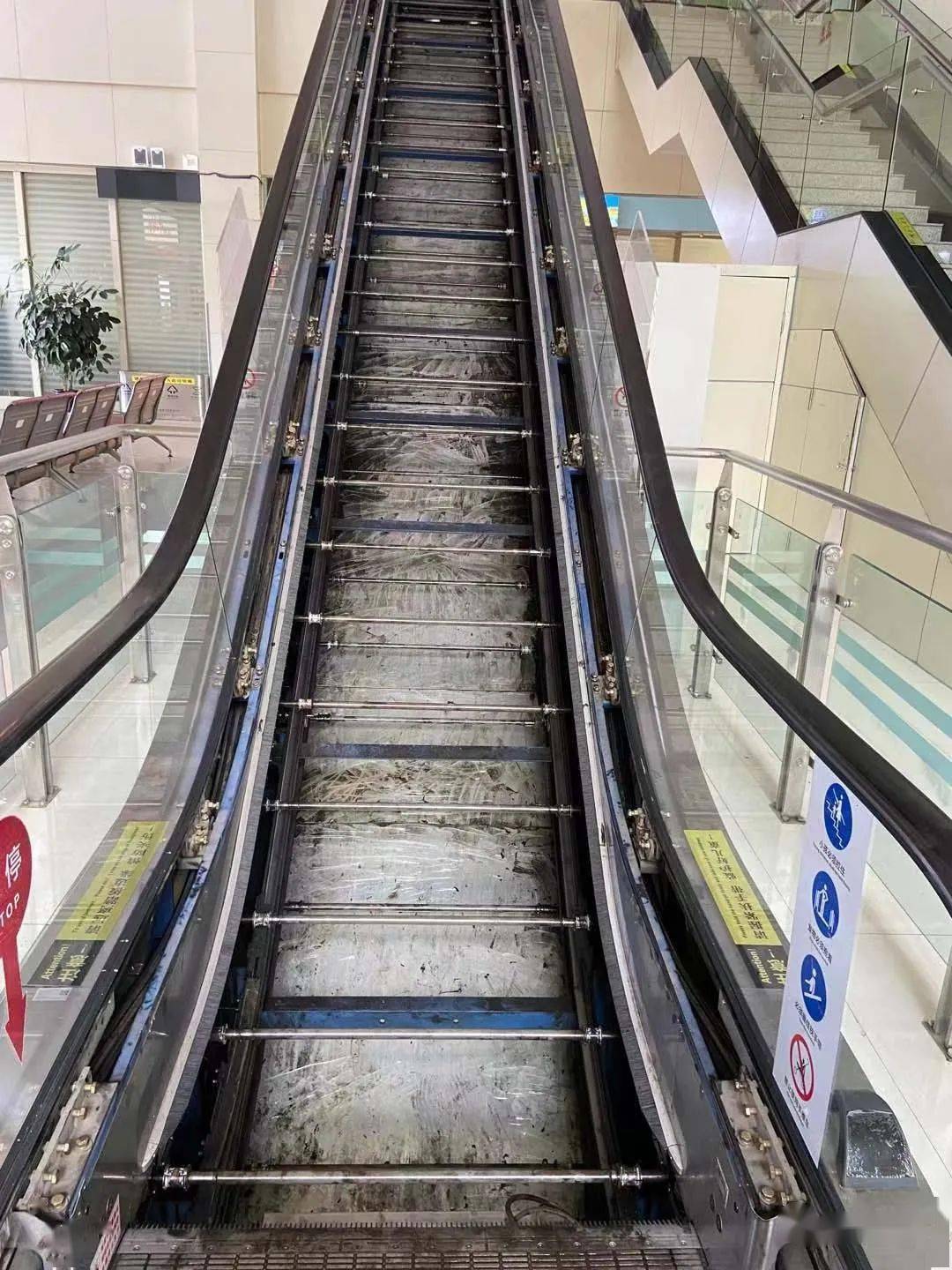 航站区管理部完成a区平台自动扶梯维修工作
