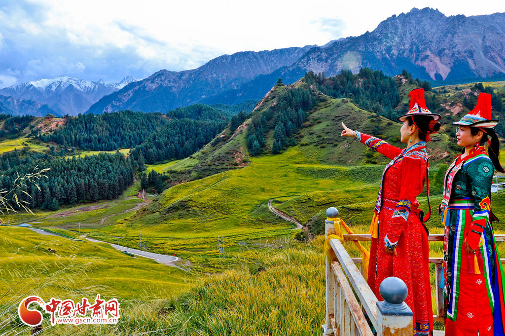 9月16日,游客在甘肃省张掖市肃南裕固族自治县马蹄藏族乡景区内参观