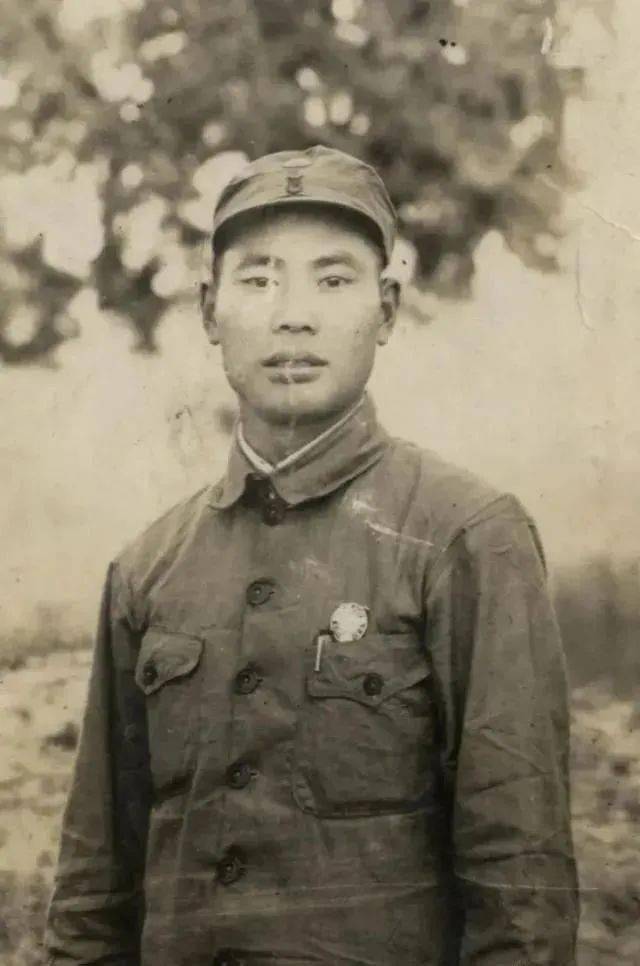 办事处主任唐克威(1943年初牺牲,看到我父亲母亲那时都还未结婚,便