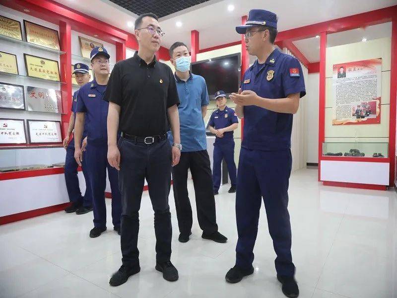 保山昌宁消防杨斌斌县长一行深入昌宁大队走访慰问消防指战员