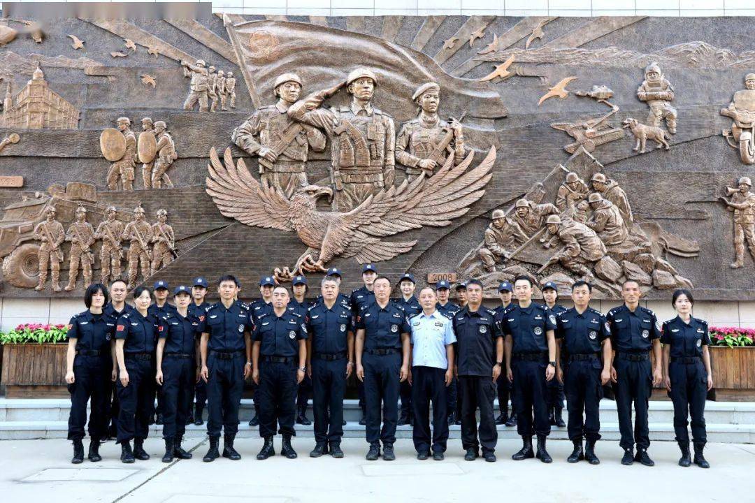 天津市公安局特警总队直属一支队与河西分局西岸特警女子巡逻服务队