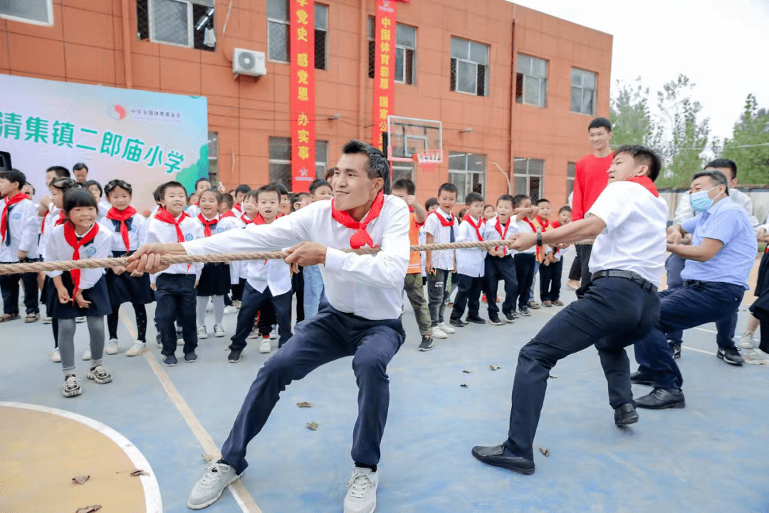 "拉拉队的助威声响彻在周口市太康县清集镇二郎庙小学的上空.