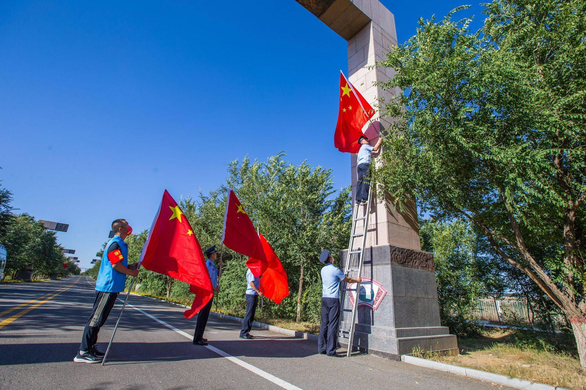 悬挂国旗 喜迎国庆