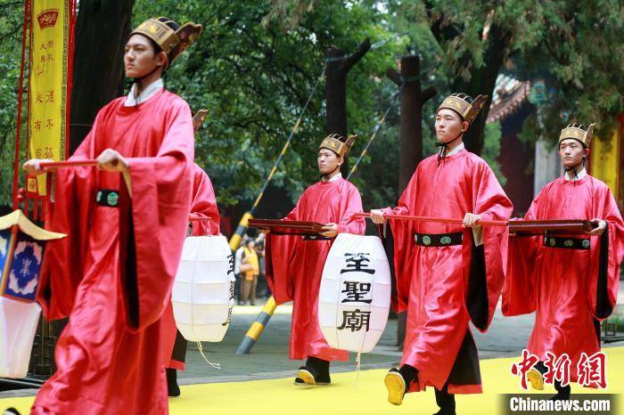 身着古代服饰的演员表演"乐,颂,舞"3个篇章 梁犇 摄