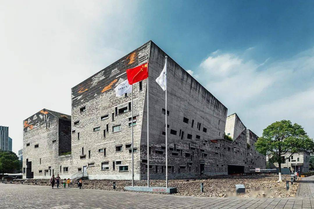 宁波博物馆在设计伊始就将宁波地域文化特征,传统建筑元素与现代建筑