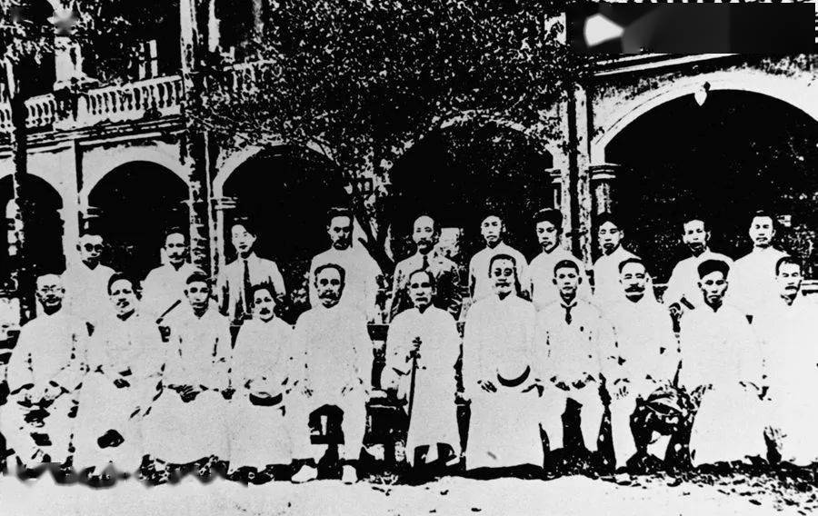 图为孙中山(前排中),瞿秋白(后排左三)等在国民党第一次全国代表大会