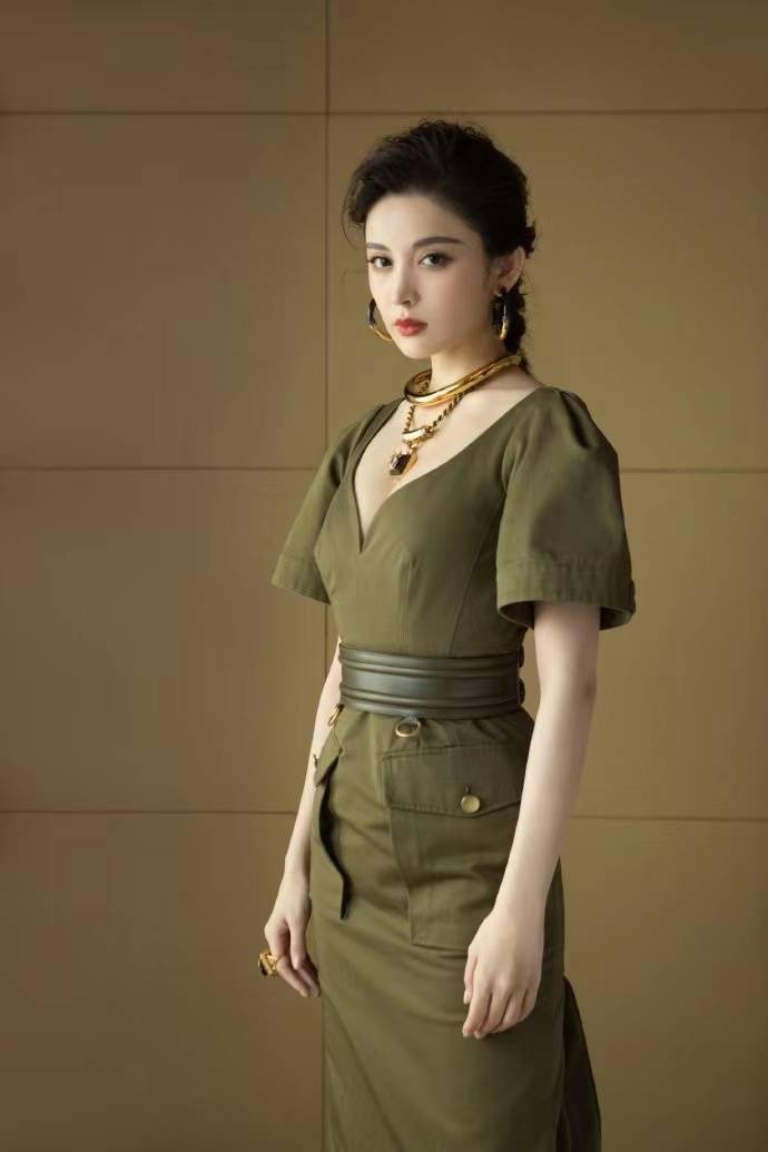 古力娜扎美得太惹眼,军绿色连衣裙秀曼妙身材,配饰夸张更显霸气