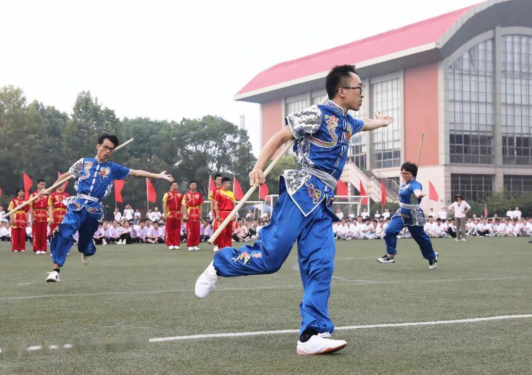 九节鞭"抡起似车轮,舞起似钢棍"李承昊老师带来的九节鞭表演收回一团
