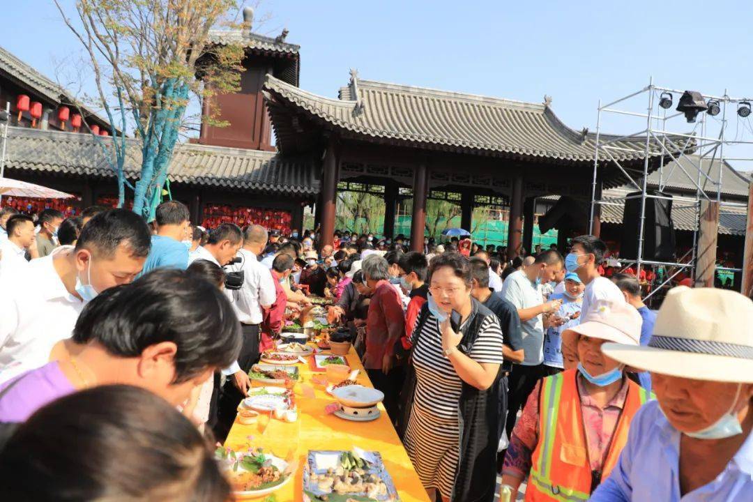 10月1日上午,历时数月的2021首届莒州伏羊美食文化月在莒国古城戏台