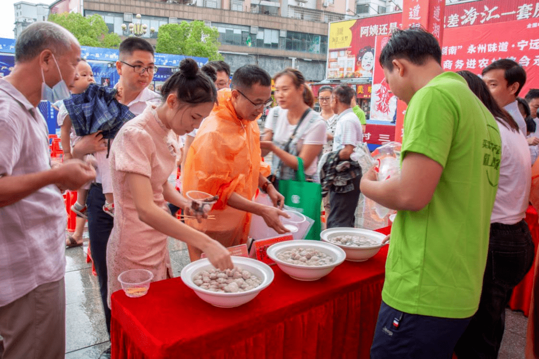 活动中,新鲜上桌的宁远特色美食点燃了现场气氛,与会市民纷纷涌向美食