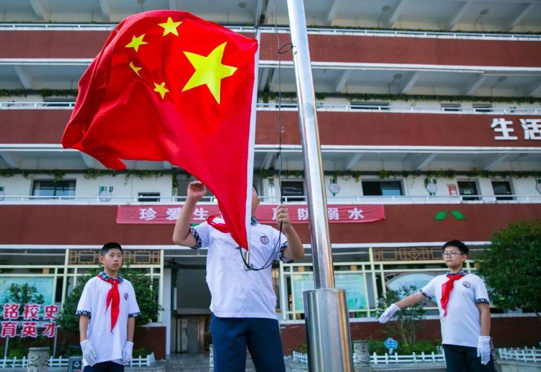 9月27日,向国旗敬礼,抒发了师生的豪情壮志,更激发了少年儿童爱党爱