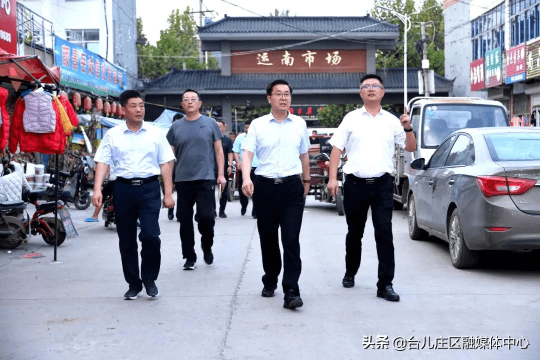 台儿庄刘涛带队到涧头集镇召开镇域环境现场办公会