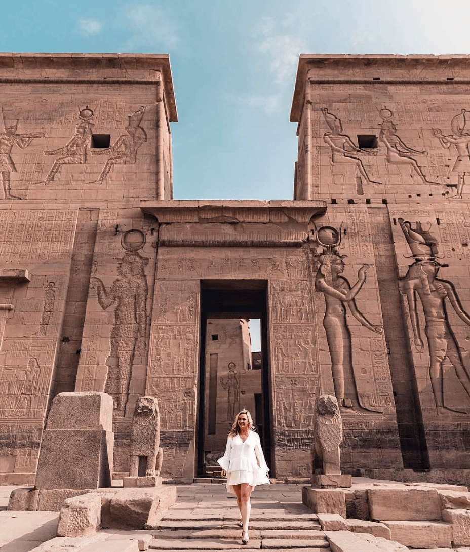 阿布辛贝神庙距阿斯旺以南两百八十百公里处,是古埃及新王国第十九