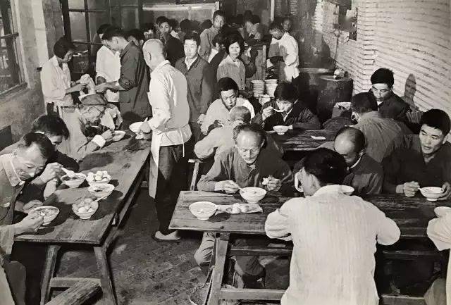 这条900多米长的弹硌路原来还是条美食街