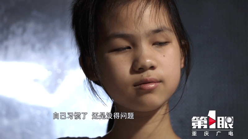 10岁女儿先天双目失明妈妈成了她的双眼