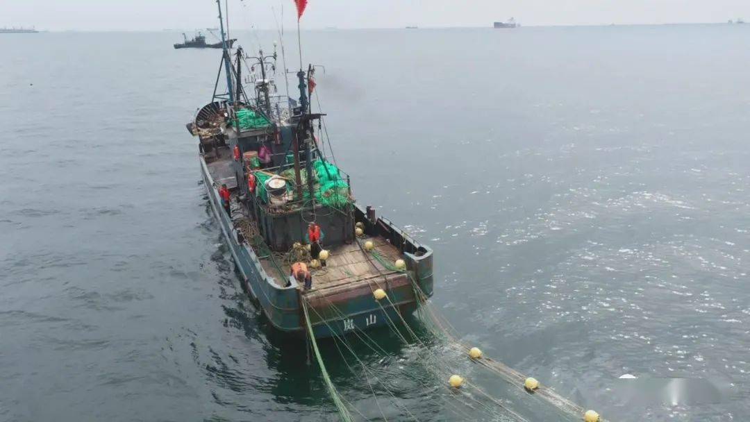 渔民秋捕忙 归来鱼满舱_捕捞