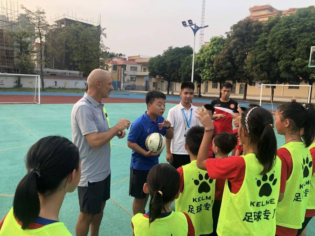中国足球频道采访全国青少年校园足球特色学校——容桂小黄圃小学