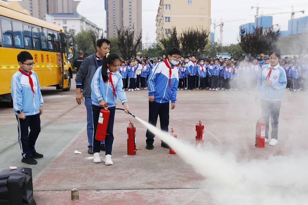 防患于未然东港实验学校举行校车消防安全应急疏散演练