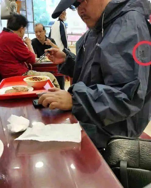 51岁窦唯穿破洞衣吃小吃身材肥胖胡子拉碴独自一人好孤独