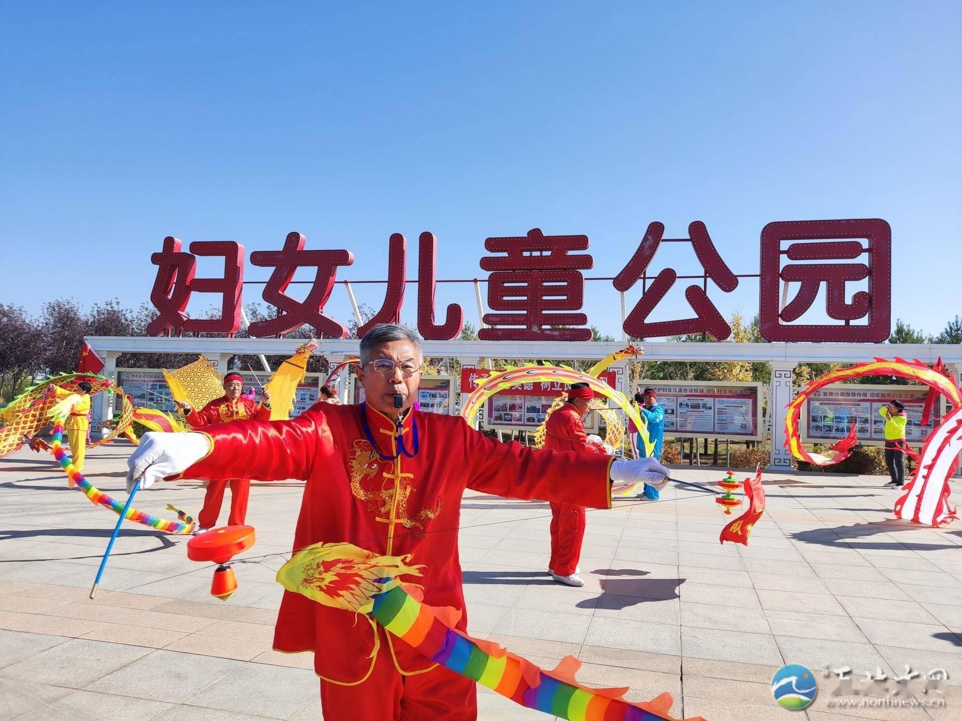 红色心形石榴雕塑落地内蒙古妇女儿童公园