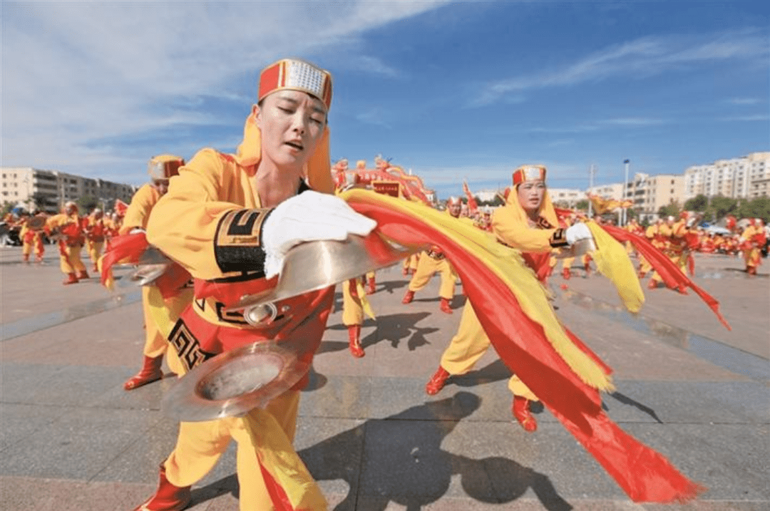 五师八十九团威风锣鼓队在表演节目(资料图片).记者 沈志君 摄