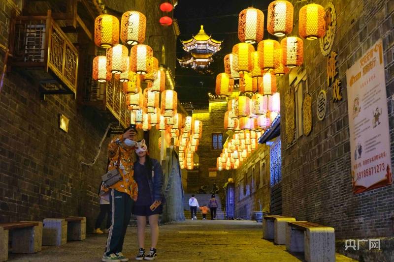 ×100米自由泳亚洲纪录> 铜仁中南门古城内游客正在拍照留念(央广网发