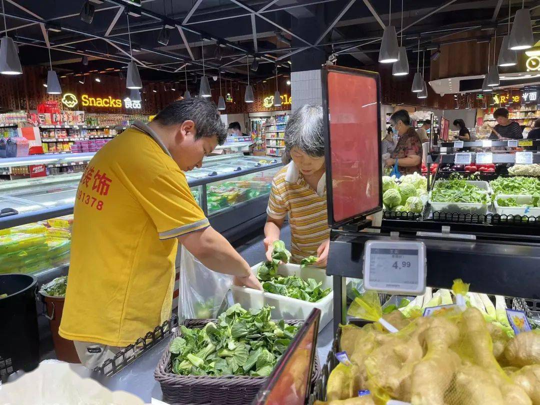 划分了蔬菜区,肉类区,水产区,副食区,粮油区等,市场内地面铺设了防滑