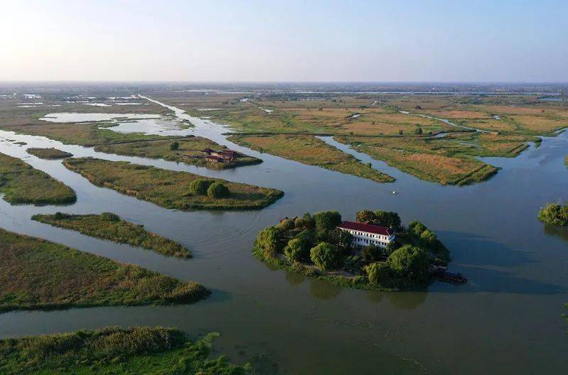 从空中看九龙口风景区,无数河道纵横交错,将土地分为形状不规则的小块