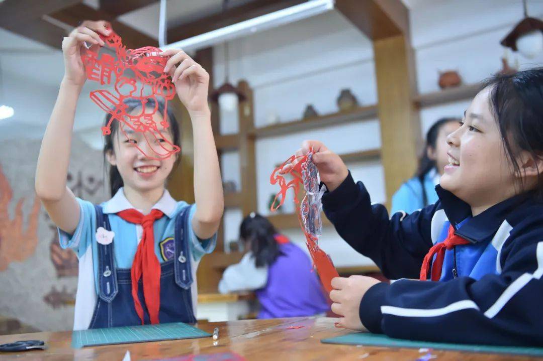 9月30日,在石家庄市桥西外国语小学,学生在进行剪纸练习.