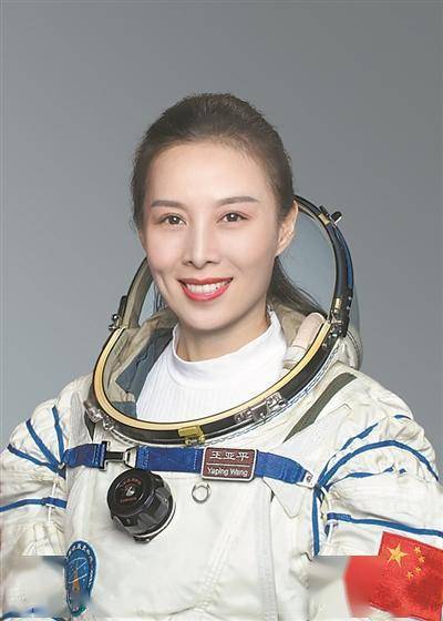 "此次任务,翟志刚将和战友王亚平,叶光富在空间站里驻留6个月时间.