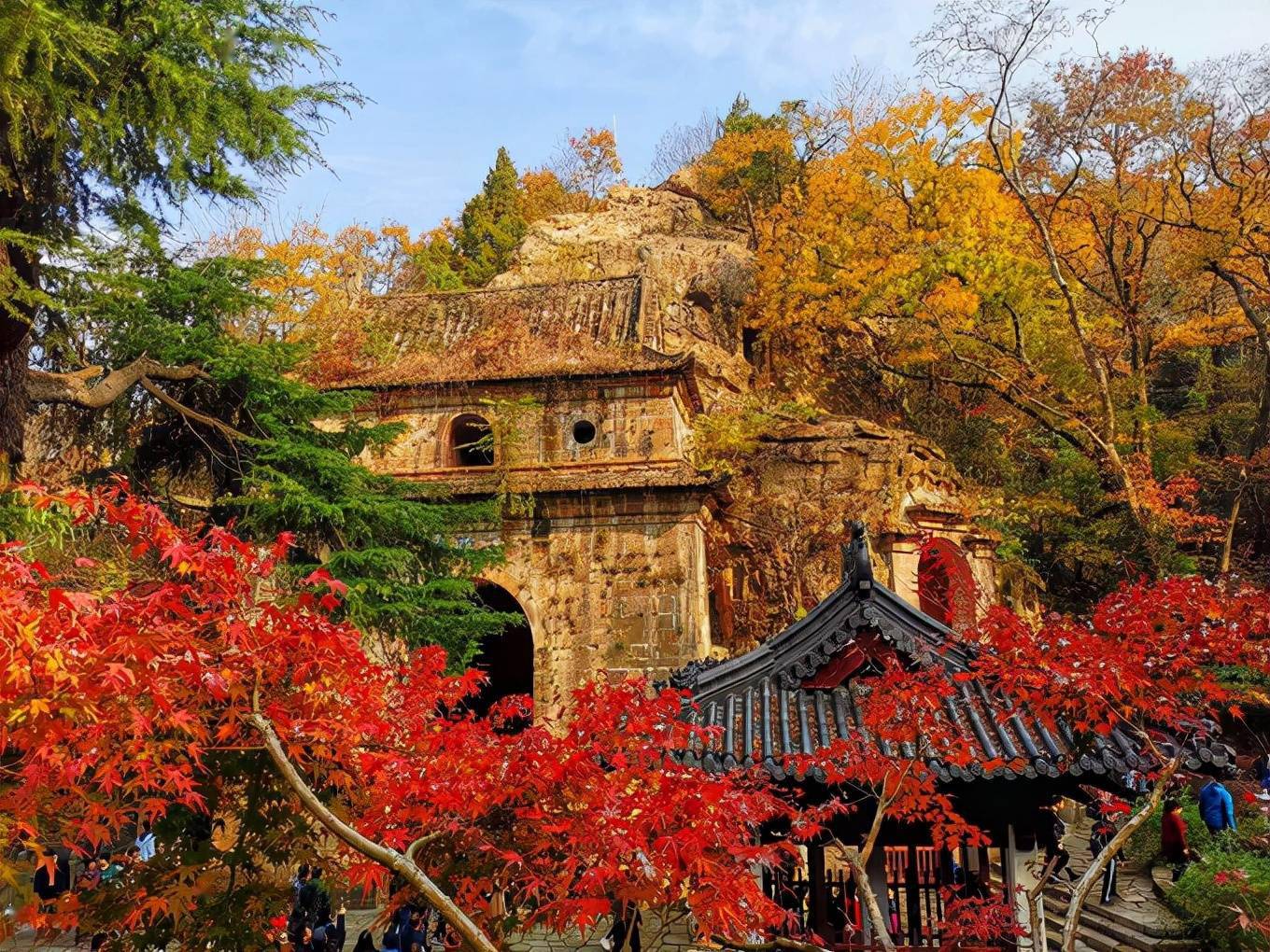 栖霞山,南京秋天最美之地,素有"一座栖霞山,半部金陵史"美誉