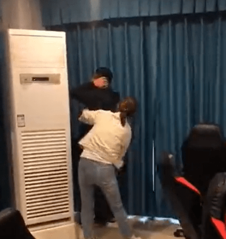拖鞋还跑掉了 成为了现成的"惩罚工具" 被老婆捡起来,啪啪就是一顿胖