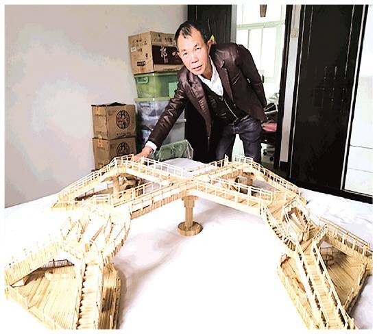 广西手工达人韦玉铭,用5000多根一次性竹筷子搭建天桥