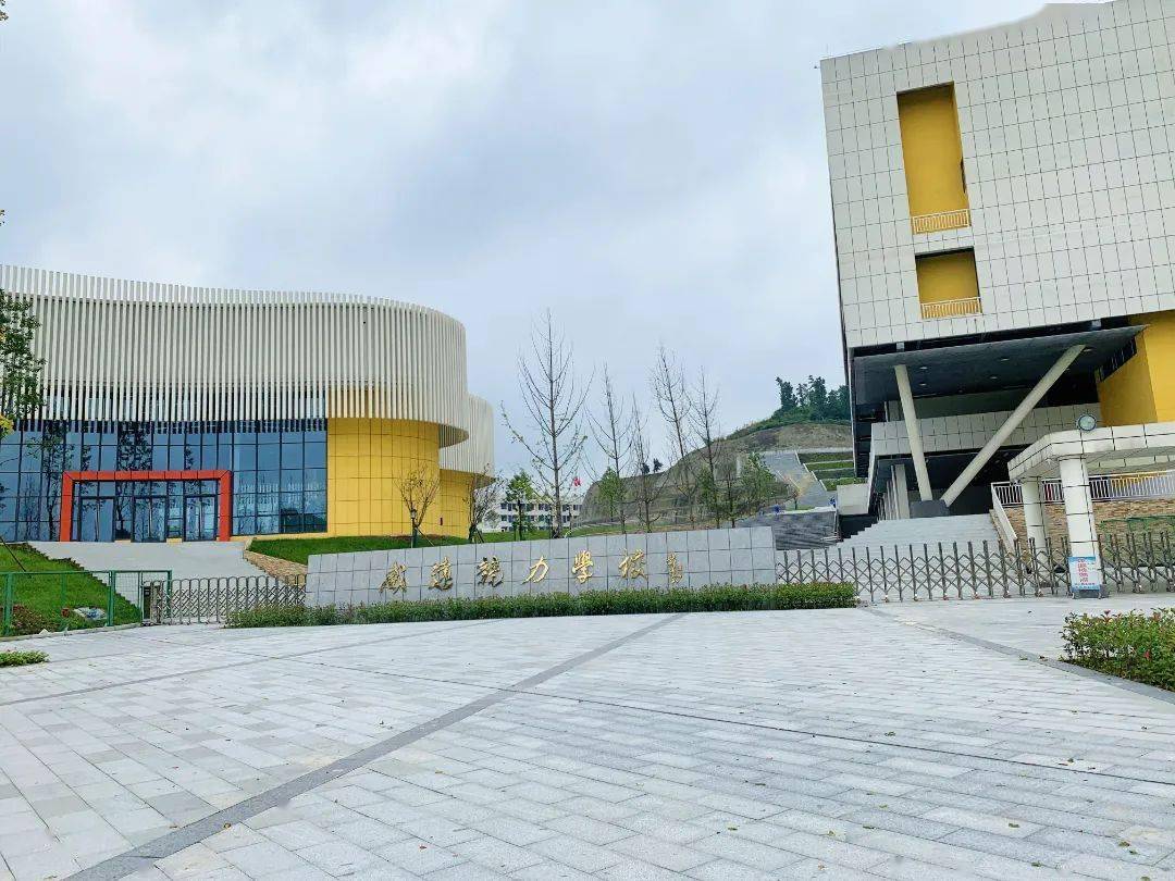 来连界一趟,自然要来看看竞力学校,无数学子在这里相聚,相遇,相知,在