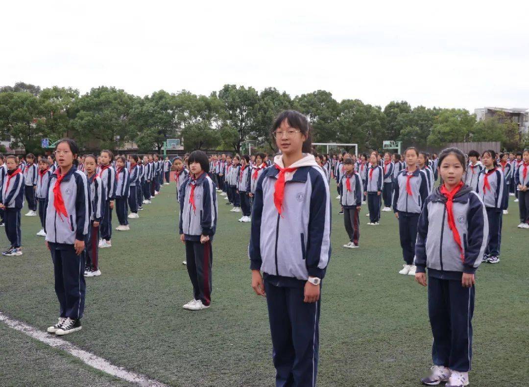 少先队纪念建队72周年主题活动暨六年级换巾仪式在崇明区东门中学举办