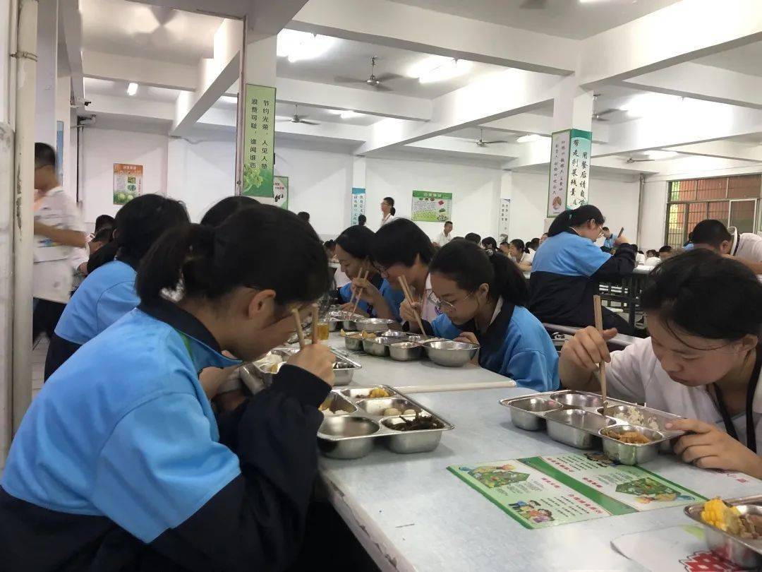 学校食堂大揭秘孩子们在学校吃得咋样