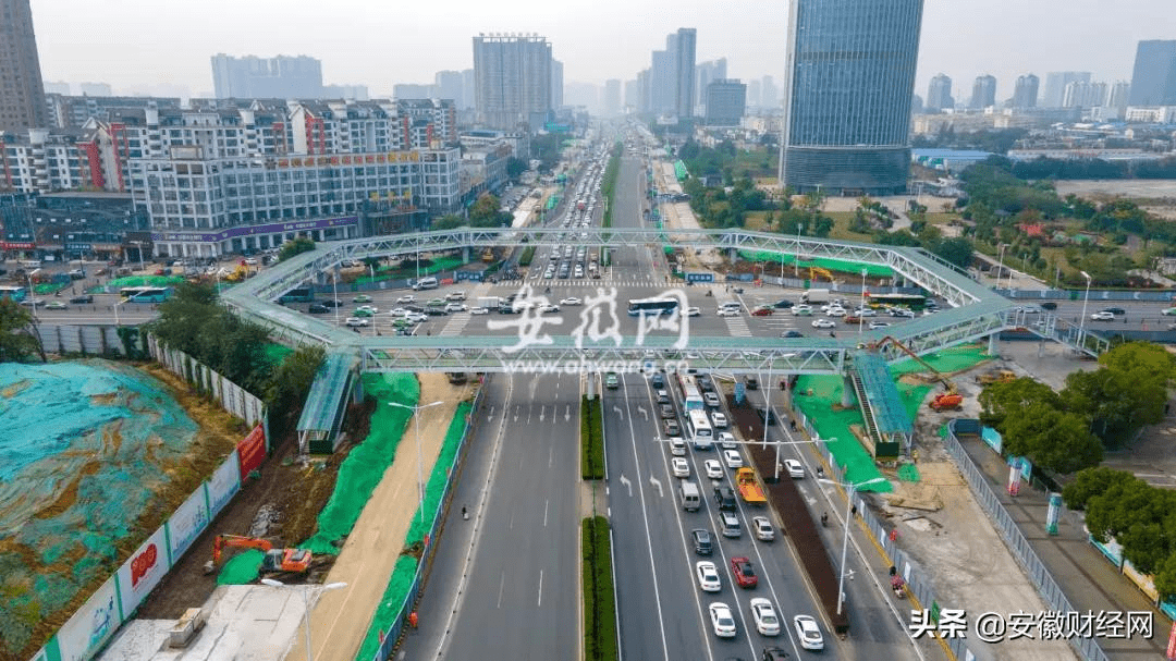 高架快速化改造工程的开启,有"合肥第一桥"之称的明珠广场人行天桥