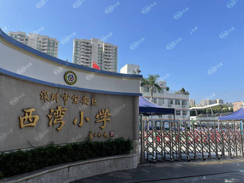 项目不远处就是西湾小学,步行约3分钟即可到达.