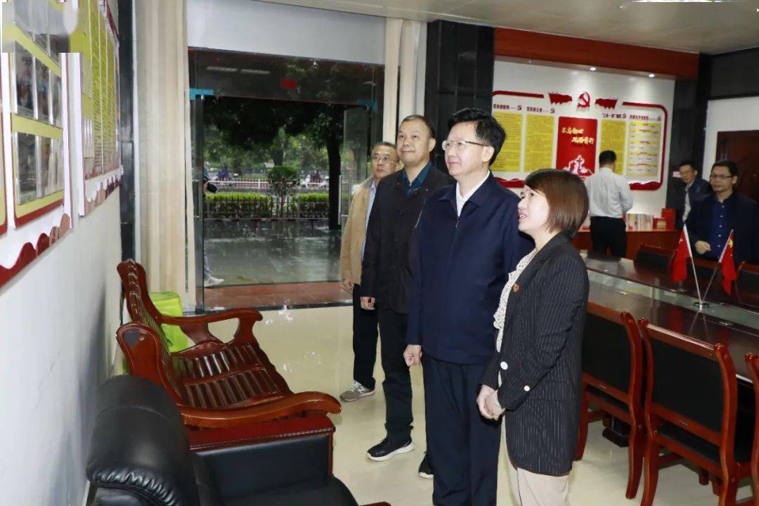 副市长钟恒钦,曹崇俊进行了交流,并到河池市市场监管局,南丹县市场