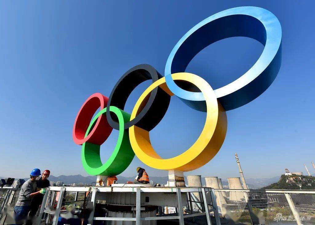 在北京首钢园冰雪大跳台旁的奥运五环标识