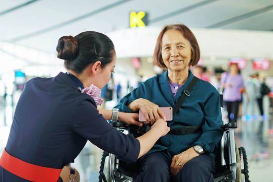 在大兴机场内,多家航空公司设置了专属服务柜台,帮助老年人等特殊旅客