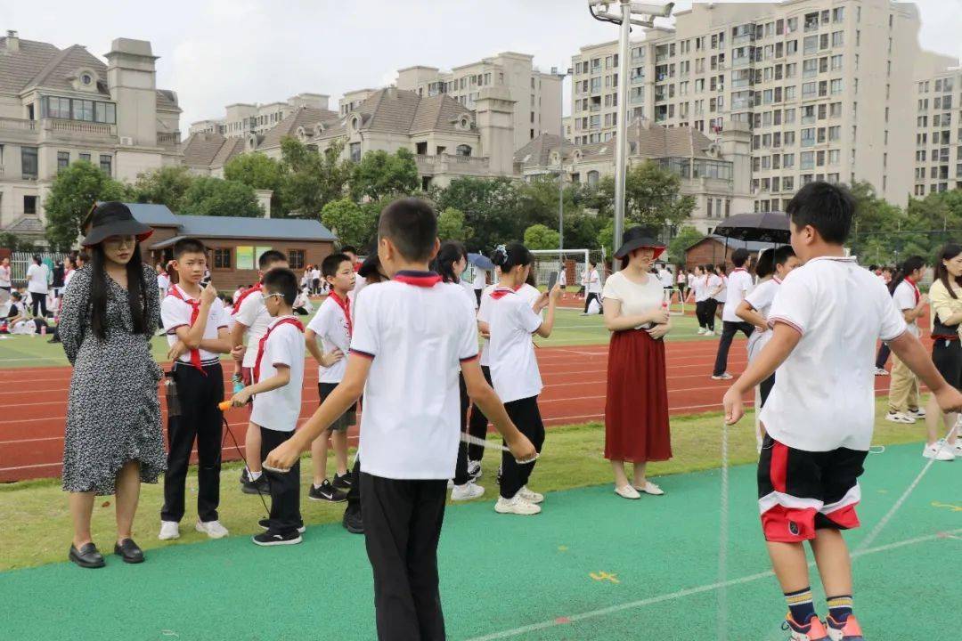 健康新桥扬奥运精神展新闵风采新闵学校初中部举办第一届校园体育节