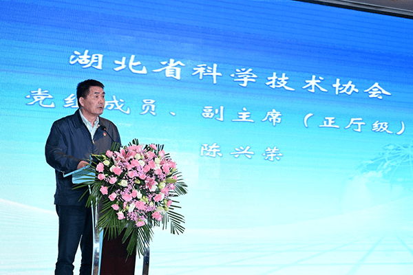 黄冈市政府副市长荣先国说,先生的精神已融入千山万水,历史年轮,我们