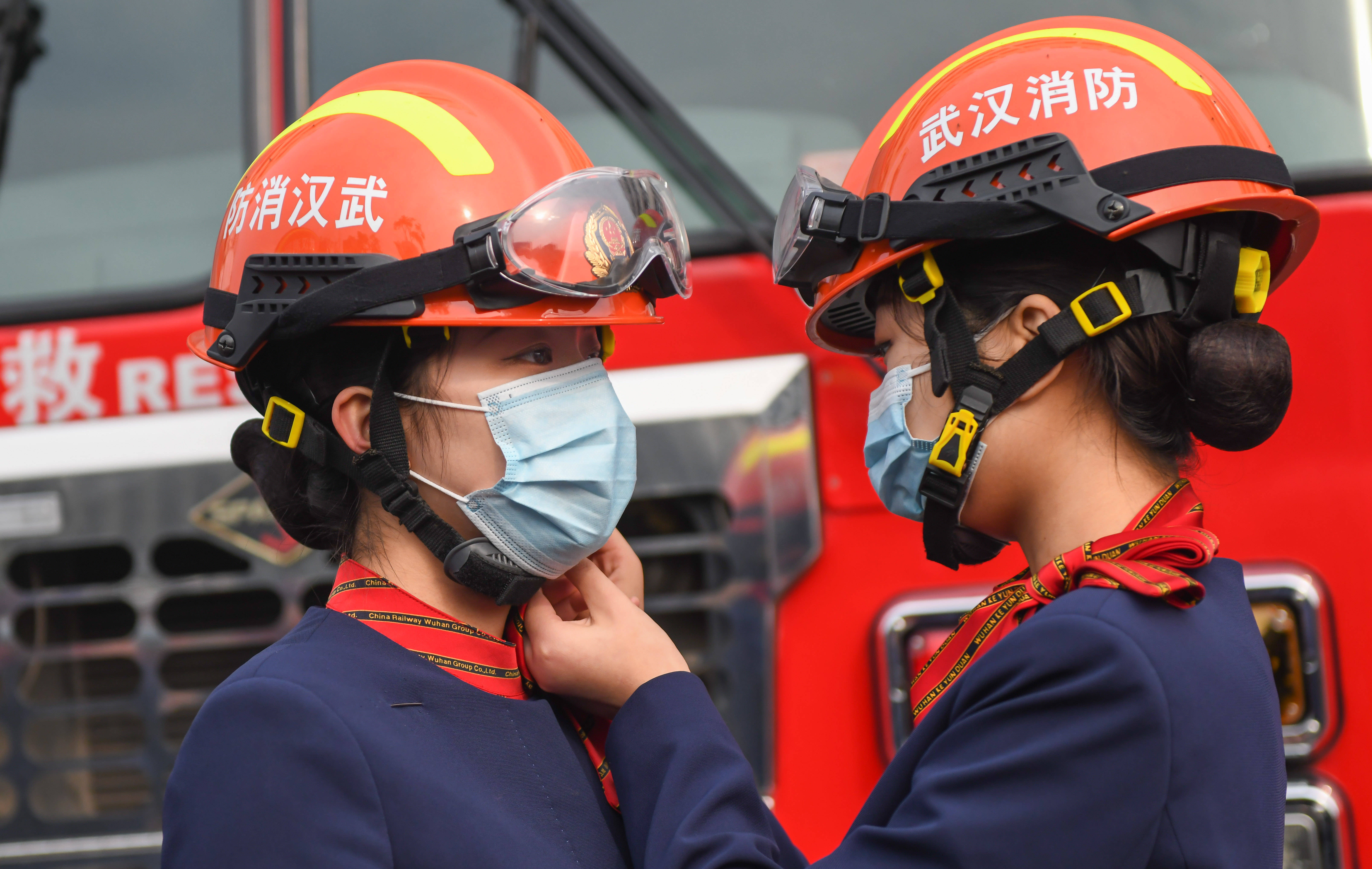 湖北武汉:高铁乘务员走进消防救援站