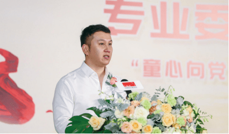 褚毅,中国音乐剧协会少儿教育专业委员会主任,央视大风车艺术团戏剧